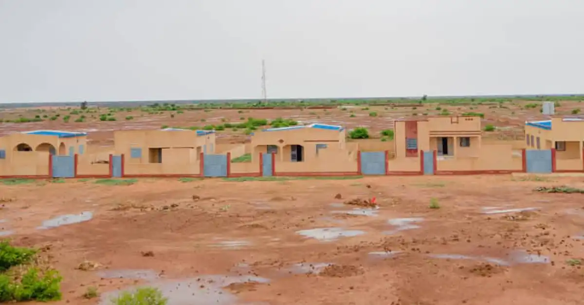 Images de cents (100) logements construits par la SBI au Niger