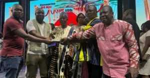 Seydou BORO recevant le Baobab d’Or 2025 à Ouagadougou