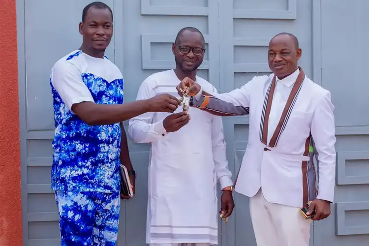 Immobilier-remettant-clés-maison