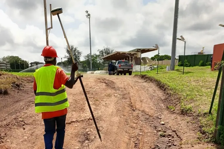 Image ingénieur terrain construction route